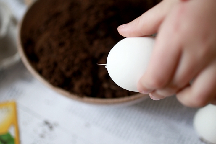 Oeufs utilisés comme marque places pour décoration de table